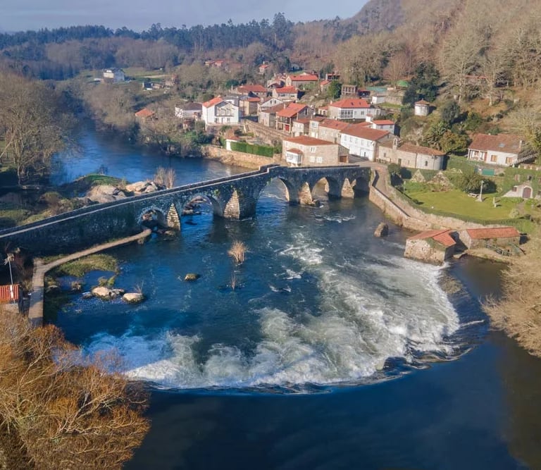 Puente Ponte Maceira río naturaleza cascadas ambiente bucólico sol fabuloso