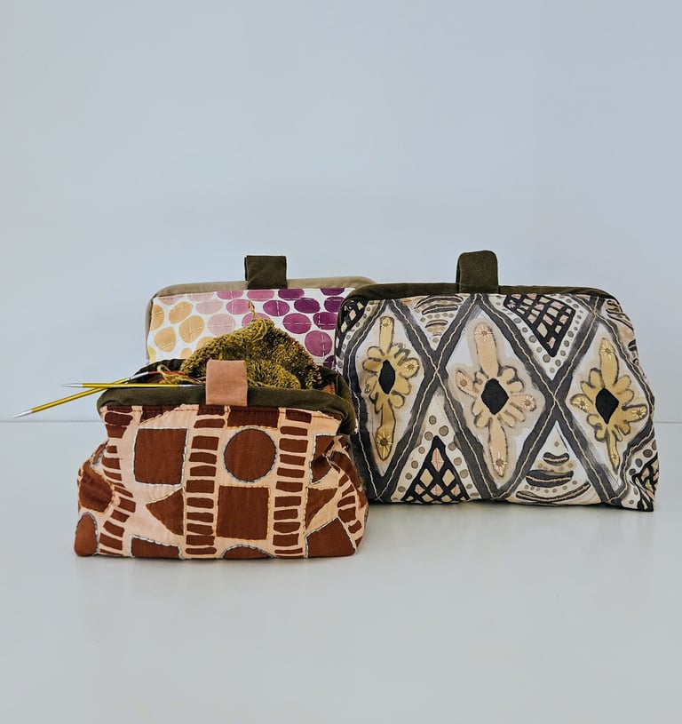 drie tassen van plantaardig geverfde stof - eentje met een breiwerk erin