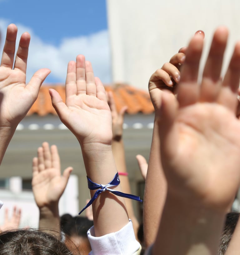 Raised hands by  Sonhador Trindade