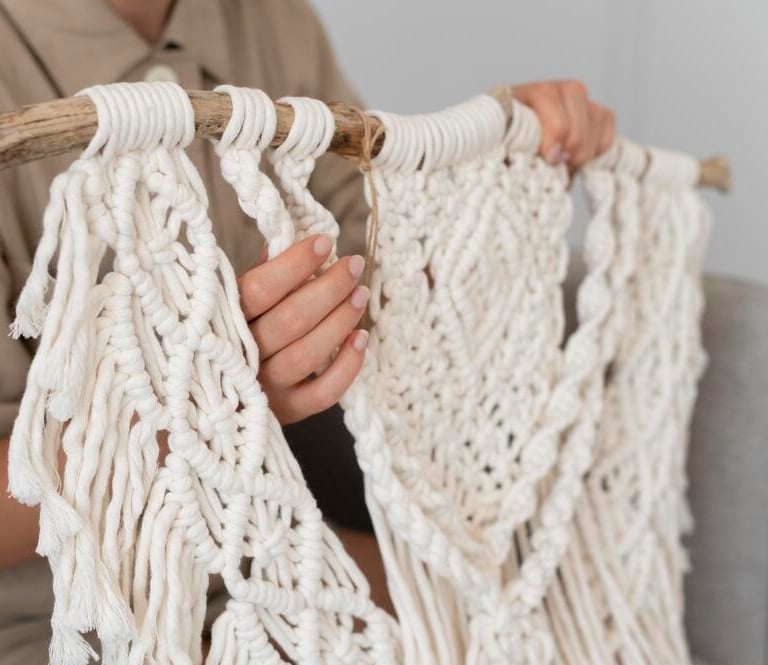 mujer sosteniendo adorno tejido con macramé a mano