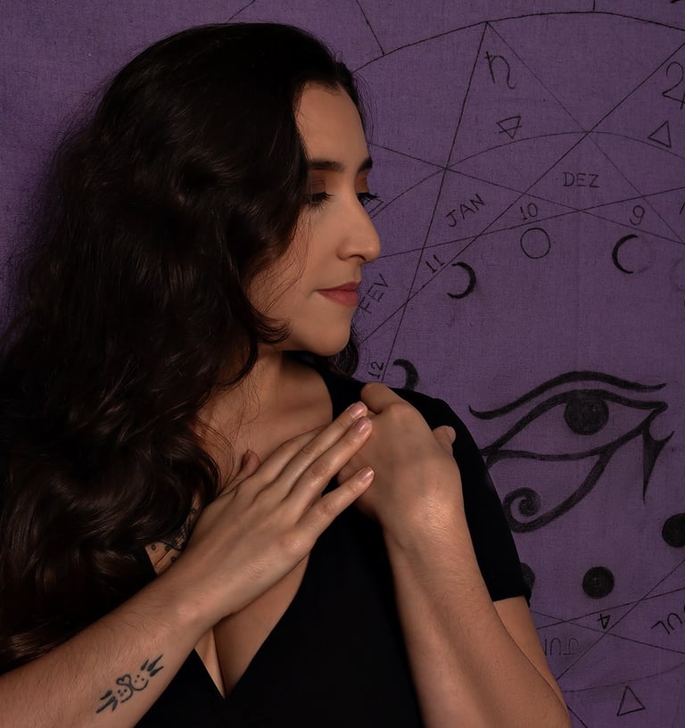 mulher olhando para olho de horus