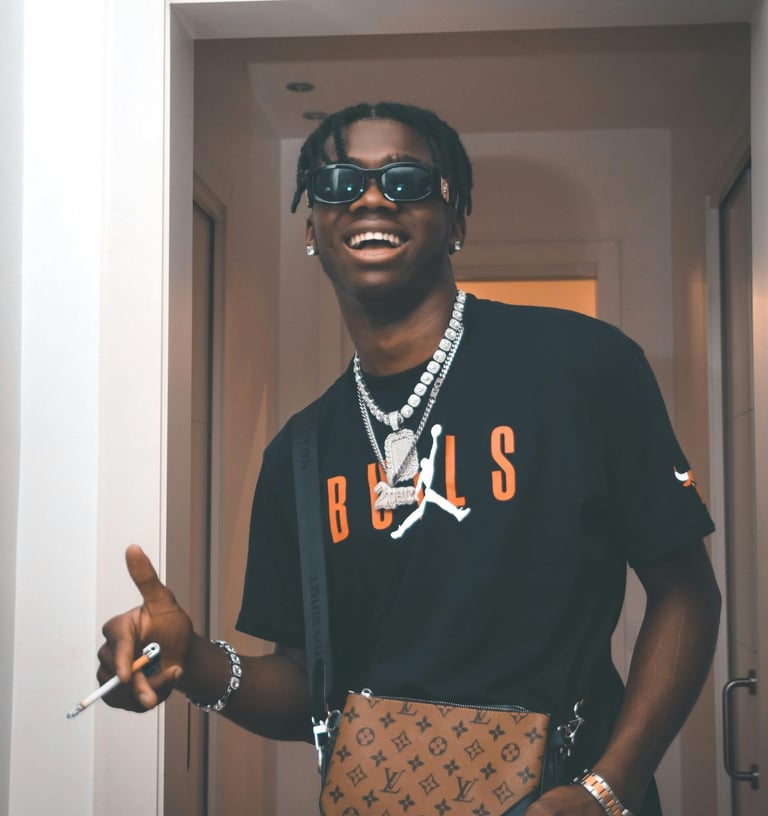 Jeune homme avec lunettes de soleil portant une sacoche Louis Vuitton vintage - L'Atelier du Mieux