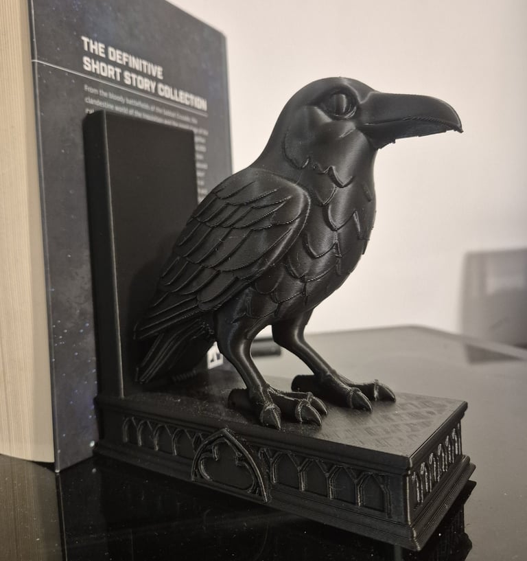 Un serre-livre corbeau soutenant un livre volumineux