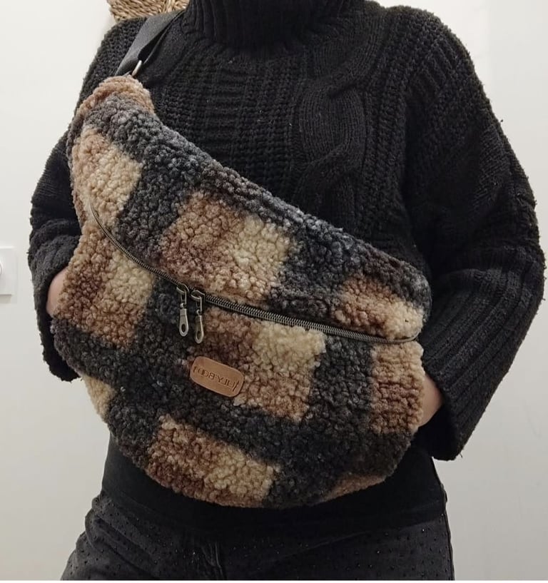 sac banane lilyboo fait main porté en bandouillère, les mains dans les poches en moumoute 