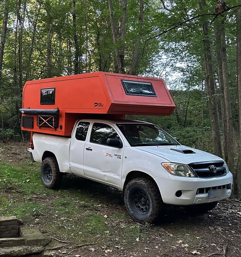pick-up camper con célula móvil 