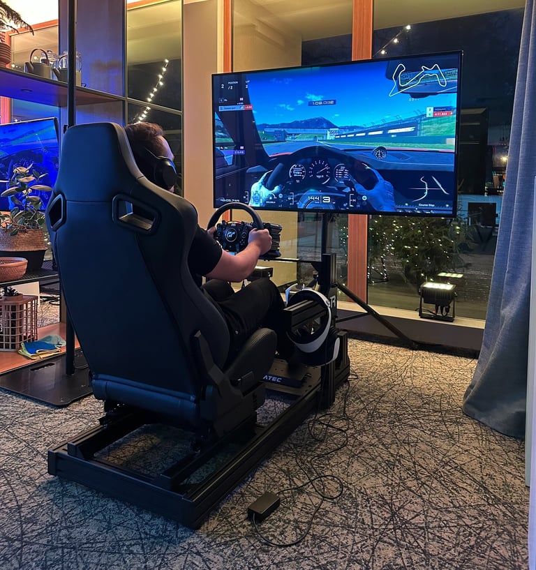 Lenktynių simuliatorius su sportiniu vairu, pedalais ir lenktynių sėdyne