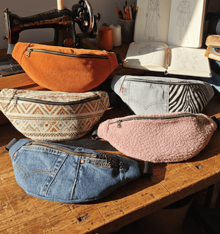 cinq sacs bananes fait main lilyboo posés sur une table en bois dans un atelier