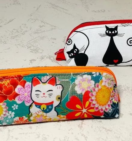 2 trousses à motif chat