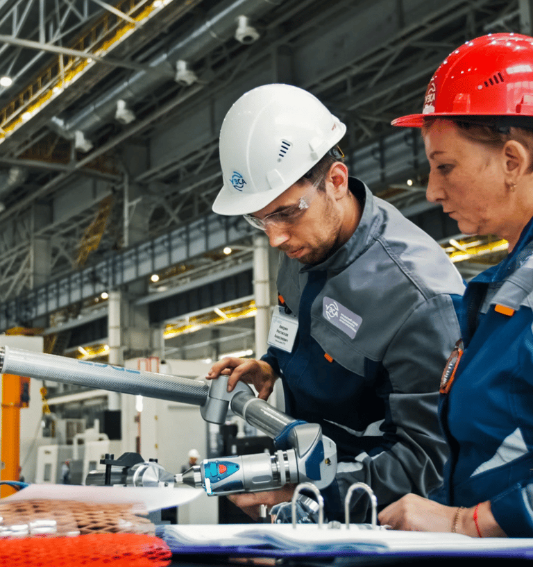 Profissionais de manufatura desenvolvendo equipamento