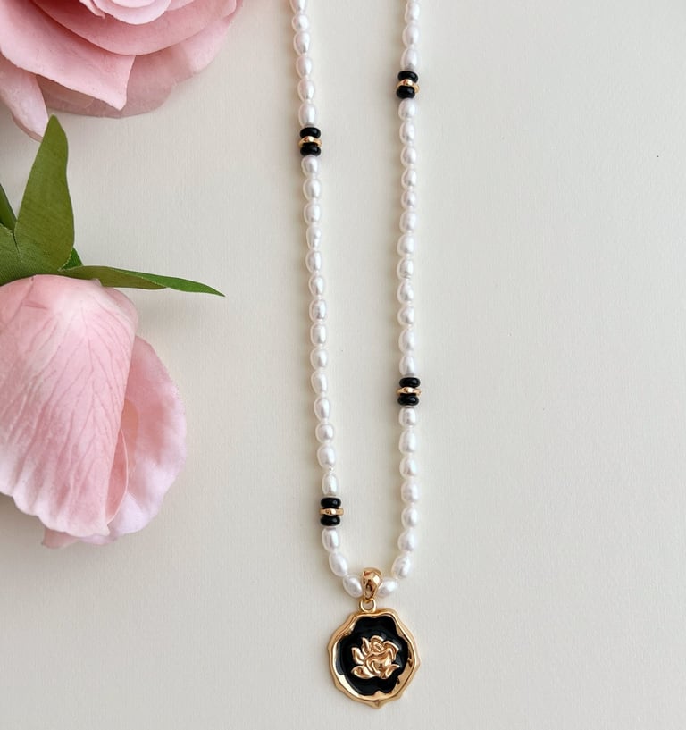 eine natürliche Perlenkette mit einer Blume darauf