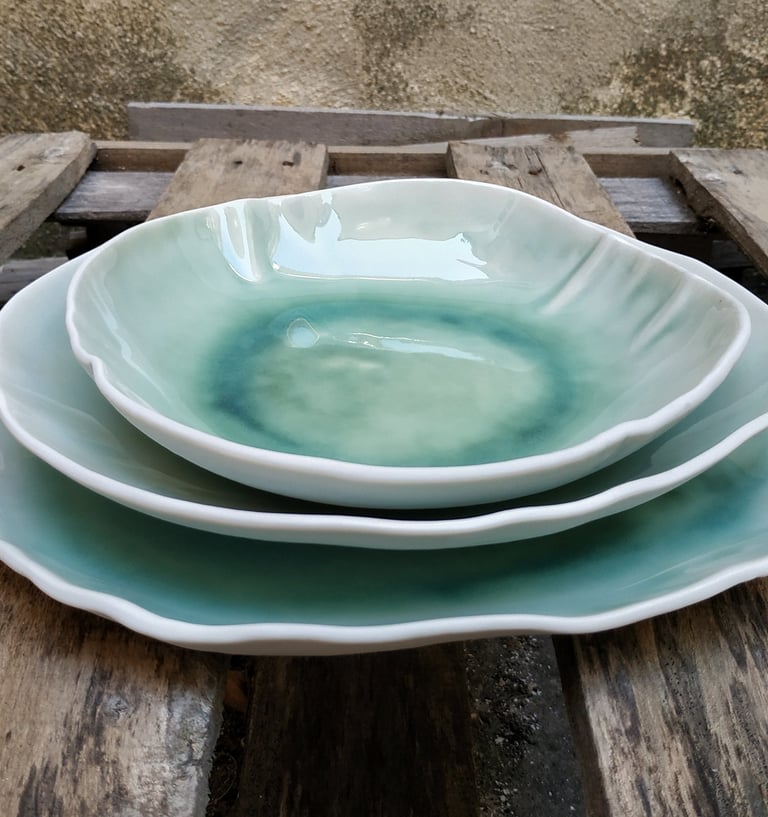Platos de porcelana esmaltado en verde y blanco . Cerámica La Casa de las Arañas