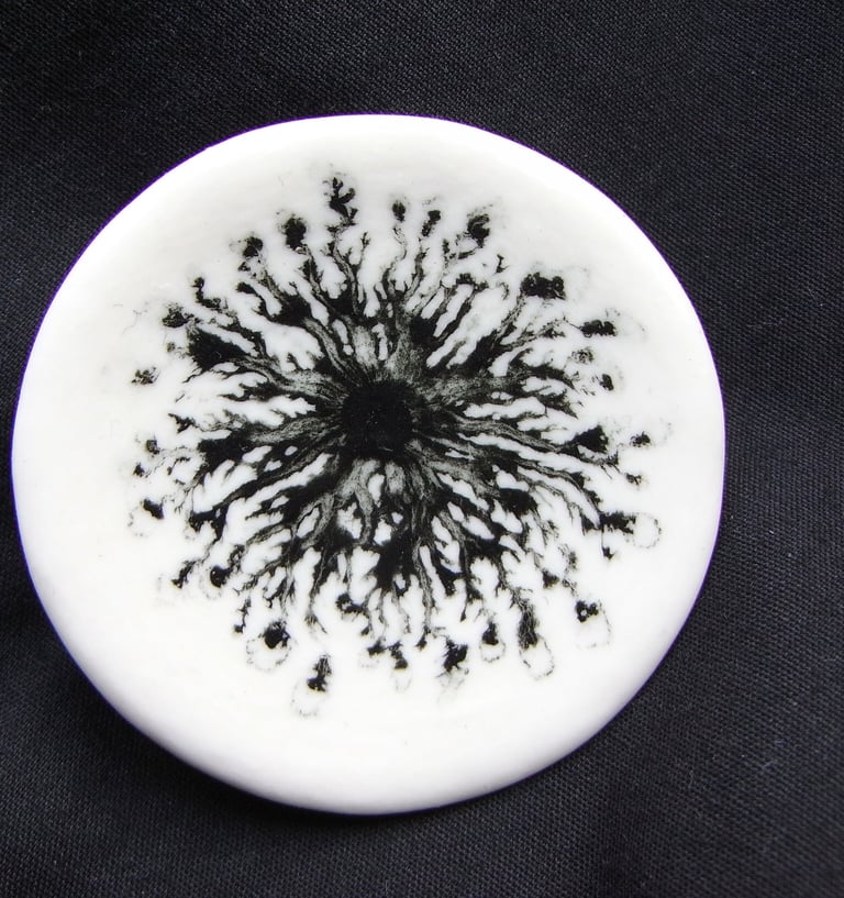 Broche Eguzkilore de porcelana. Cerámica La Casa de las Arañas