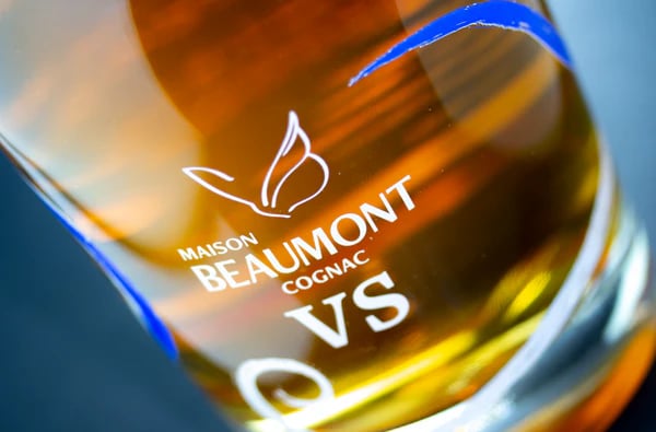 Gros plan sur bouteille cognac VS 
