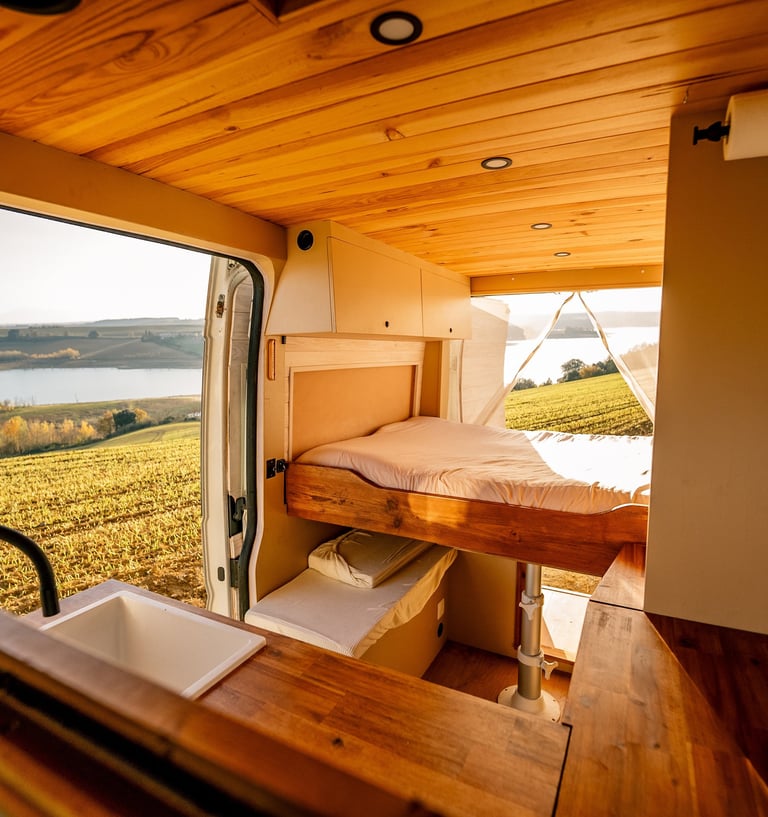 Intérieur d’un van aménagé avec une  ambiance chaleureuse