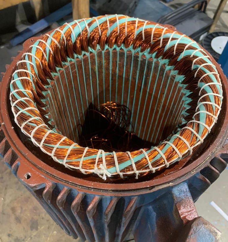 Motor aberto, mostrando o rebobinamento dos fios de cobre da parte interna