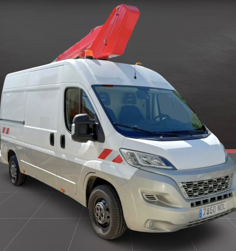 Furgoneta con cesta elevadora