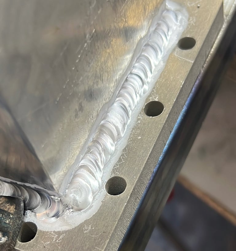 Reparación mediante soldadura técnica de precisión en maquinaria industrial de aluminio en Barcelona