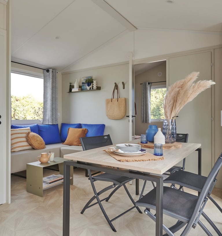 Salon spacieux et lumineux dans notre mobil-home Les Dunes à Sarzeau. Idéal pour se détendre en famille. #locationvacances #m
