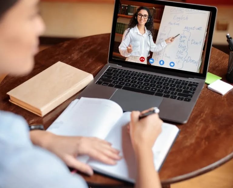 - Alumno en clase online de francés dentro de cursos dinámicos de idiomas.