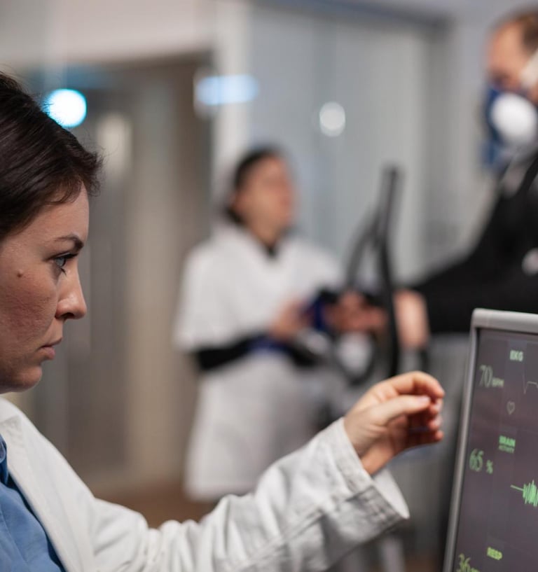 Un médico monitorea el electrocardiograma y la frecuencia cardíaca de un paciente durante una prueba