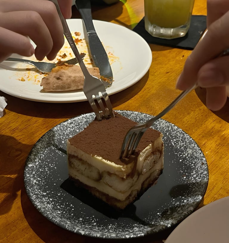 Tiramisu fait maison servit à table  