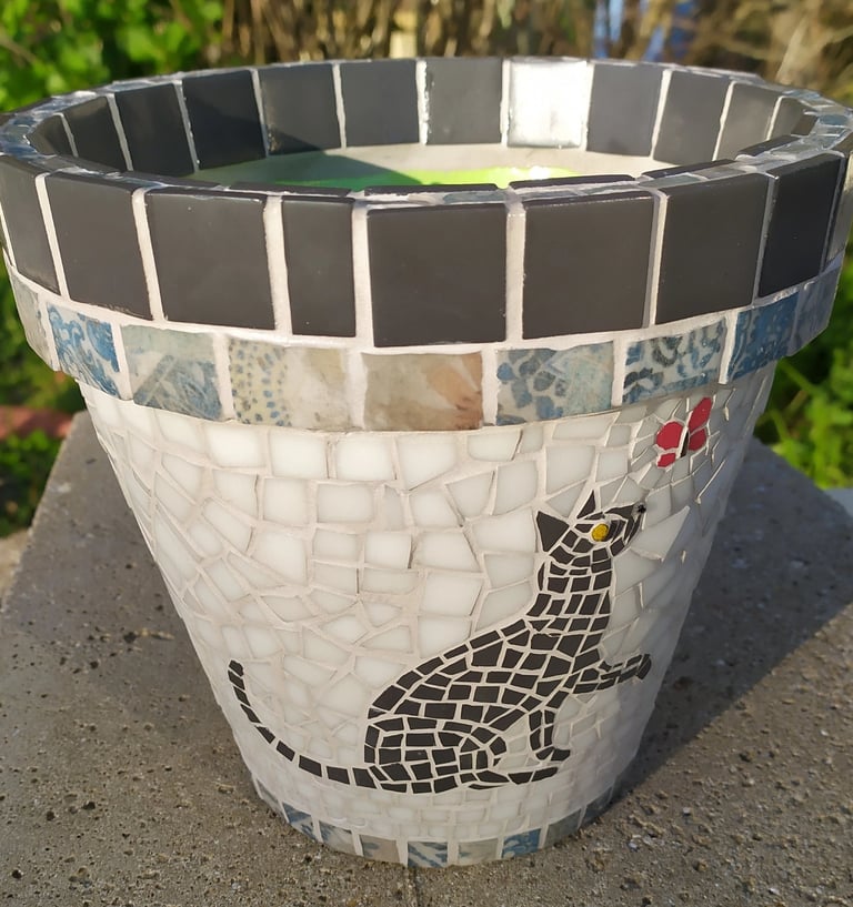 Pots de fleurs en mosaïque dessin chat