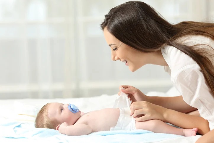 Evde yenidoğan hemşiresi tarafından yapılan bebek muayenesi