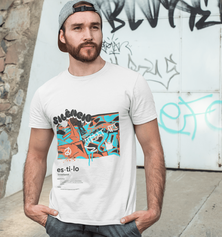 Homem vestindo camiseta 100% algodão de cor clara com estampa colorida na frente, em ambiente urbano