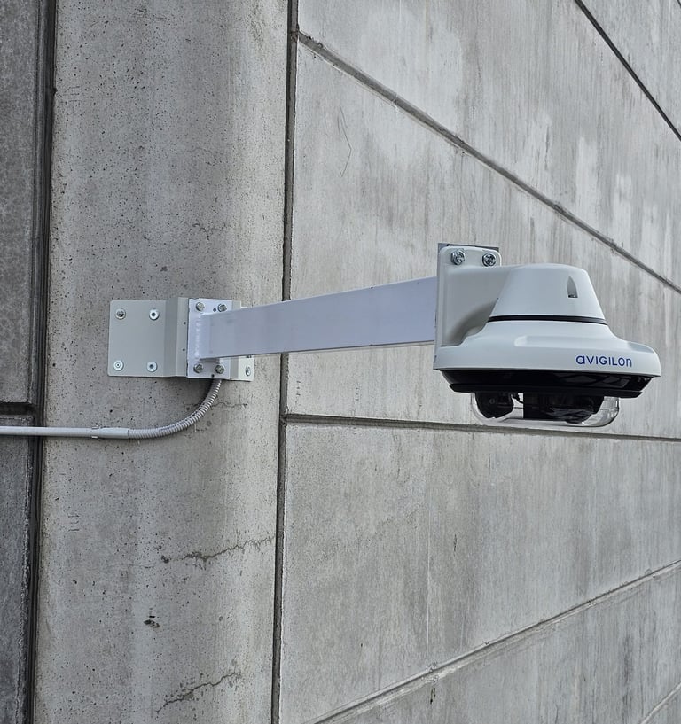 Installazione di telecamera di sicurezza esterna su staffa metallica