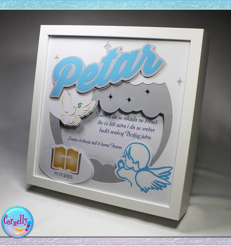 Elegantni dekorativni detalji na personaliziranim okvirima za krštenje