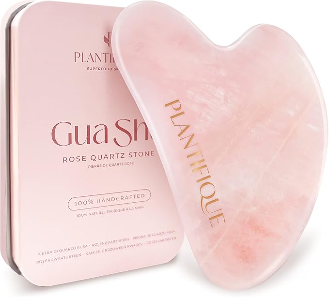 Piedra Gua Sha de cuarzo rosa utilizada en rutinas faciales para mejorar la circulación, reducir la 