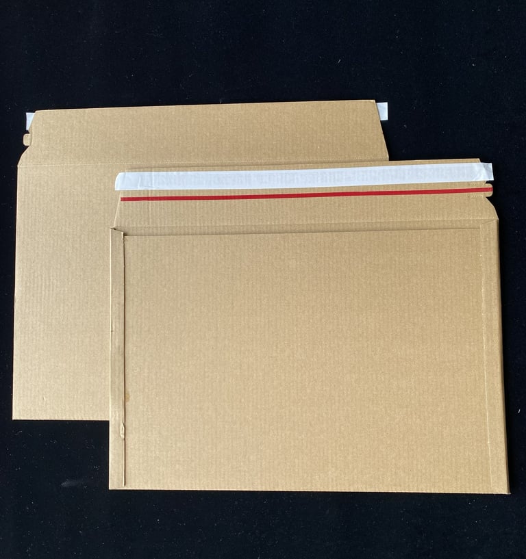 Cardboard shipping envelopes for flat goods