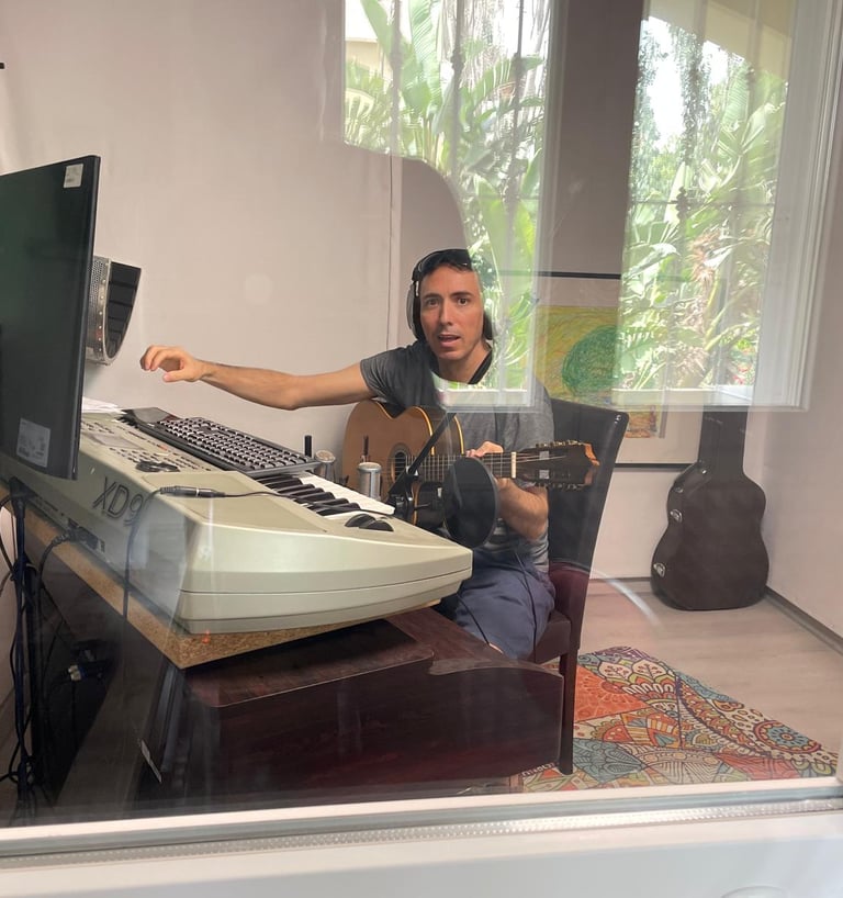 Paco Lomeña en el estudio de grabación de Jose del Pino.