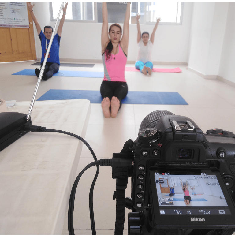 mujer haciendo clase de yoga virtual