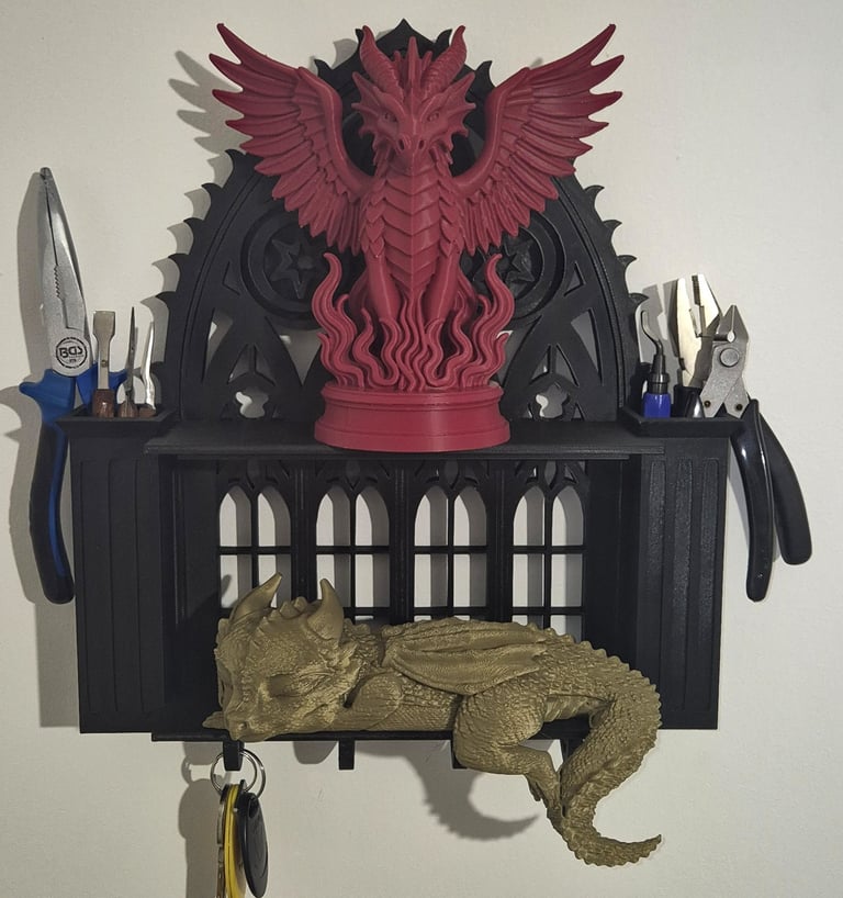 Une étagère avec de nombreux rangement mise en scène