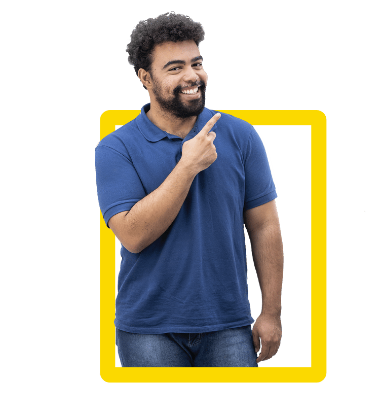 homem com camisa azul apontando o indicador direito sobre o ombro esquerdo