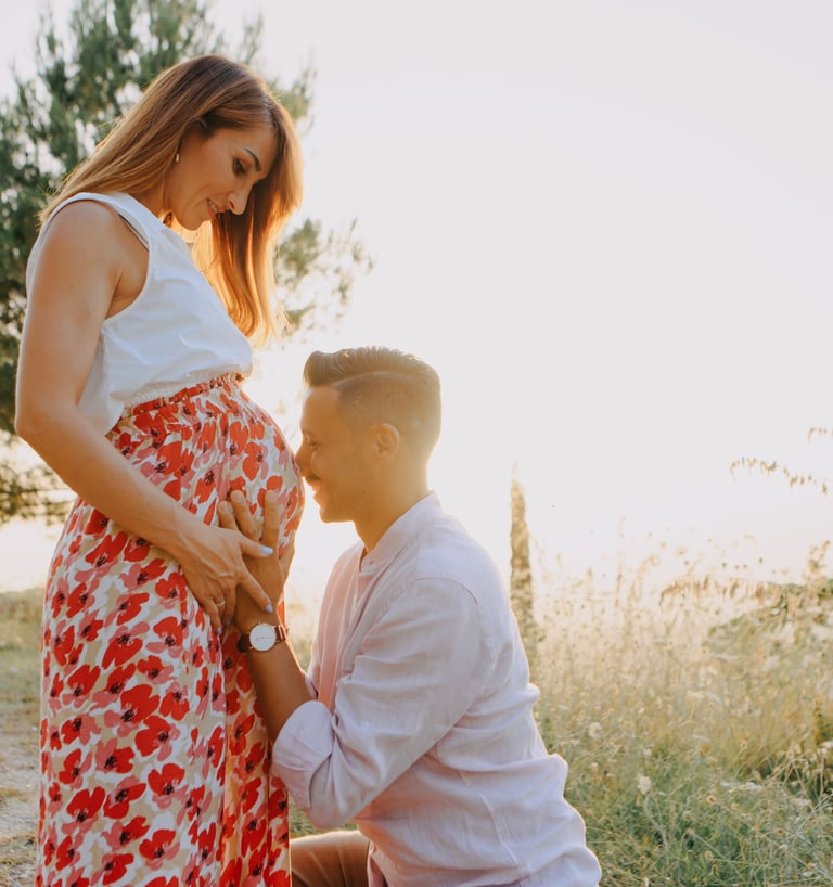 futuri genitori con bacio al pancione