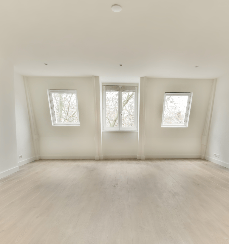 Salle avec un parquet et des fenêtres neufs