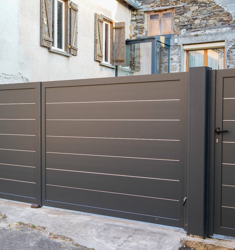 portail gris en aluminium