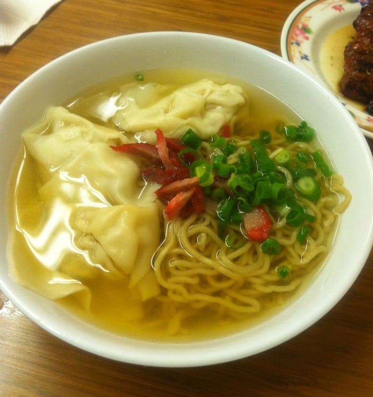 Saimin con wonton | © Cookingwiththehamster