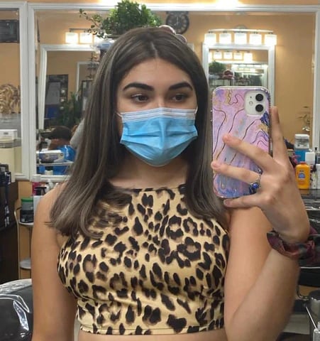 femme masqué fait un selfie