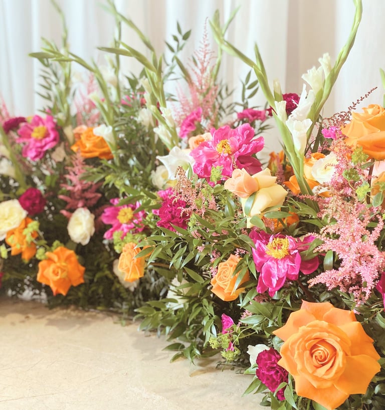 décor floral arche au sol couleurs pop