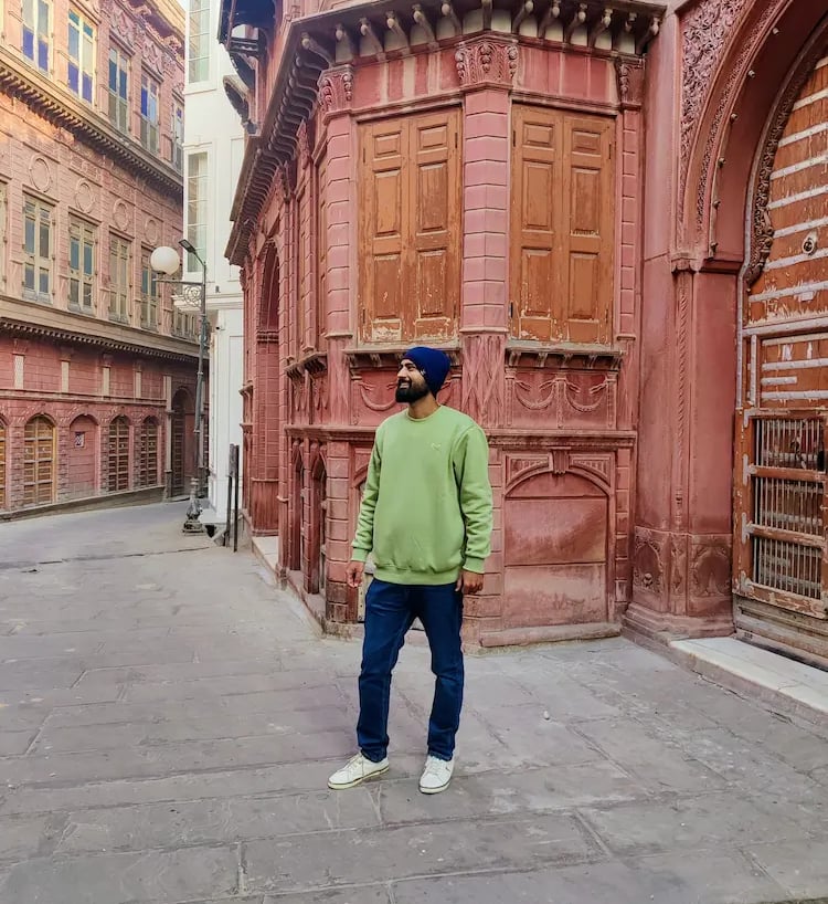 Rampuria Haveli in Bikaner, showcasing artistic beauty and red sandstone architecture.