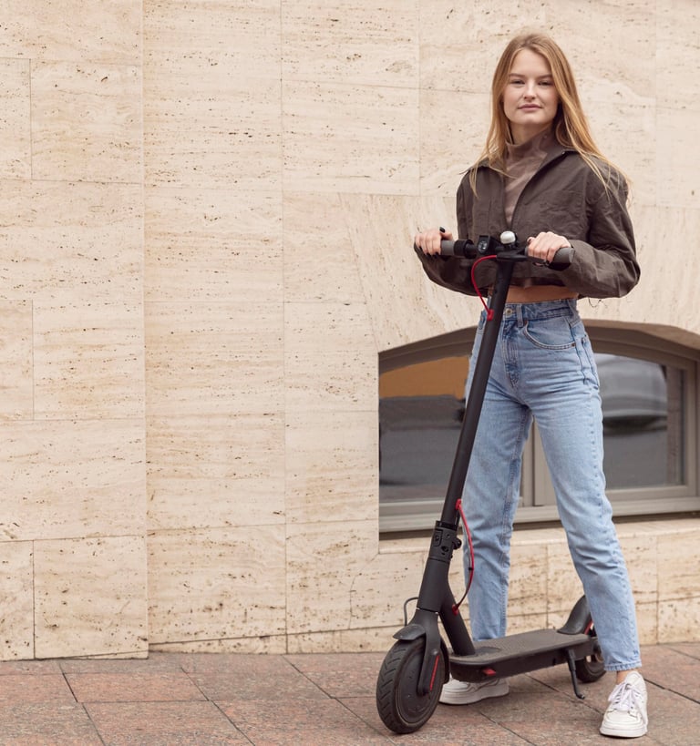 Joven con patinete eléctrico en Murcia - Seguro Completo Allianz Patinetes