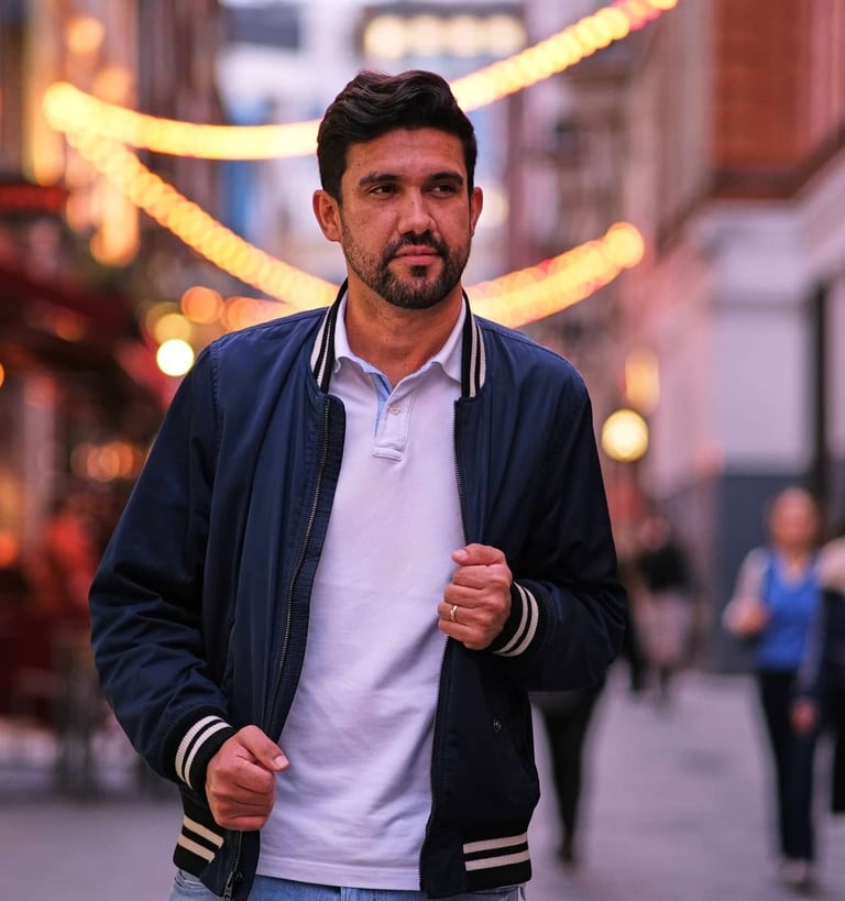 homem caminhando pela Carnaby Street em Londres durante passeio urbano ao entardecer