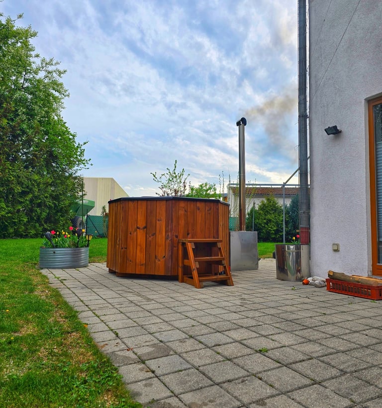 Der Hot Tub kann einfach vom Anhänger runter genommen werden um ihn direkt im Garten zu betreiben