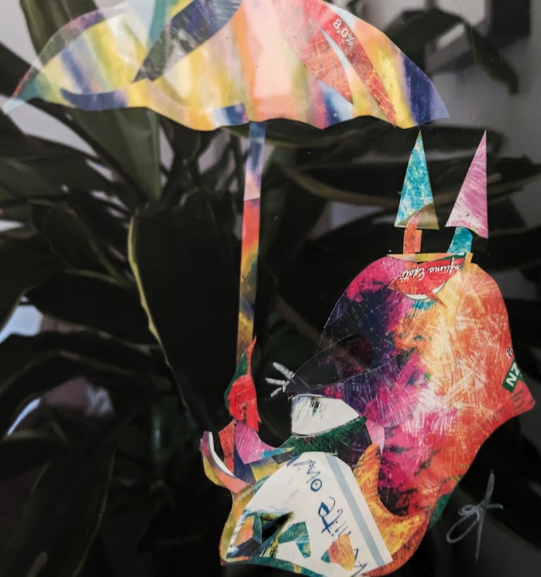 Gros plan du collage Gardien des Rêves en étiquettes de bière, par Marion Guizzardi, artiste et créatrice, Montpellier