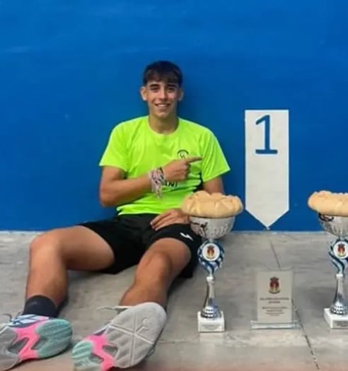 Atleta del CVN posando con sus trofeos en el OPEN NACIONAL JUVENIL MODALIDAD OLÍMPICA Y PALA