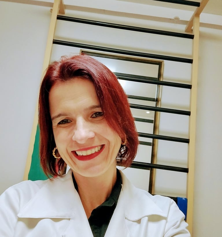 Retrato de uma mulher em estilo selfie, da cabeça ao busto, em formato retrato três por quatro.