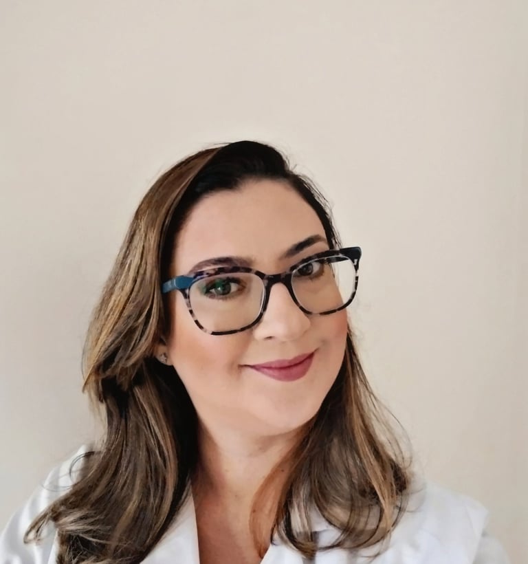 Retrato de uma mulher em estilo selfie, da cabeça ao busto, em formato retrato três por quatro.